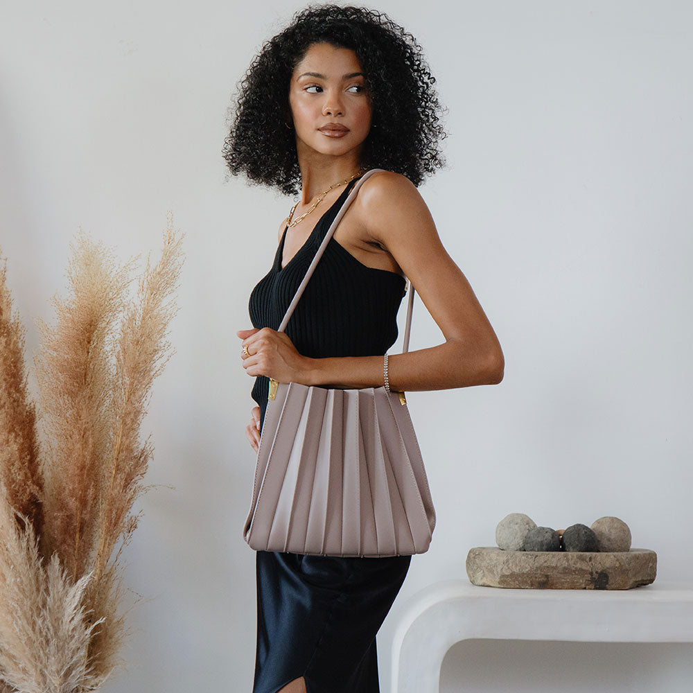 Sac porté épaule plissé taupe Noëlle porté à l'épaule
