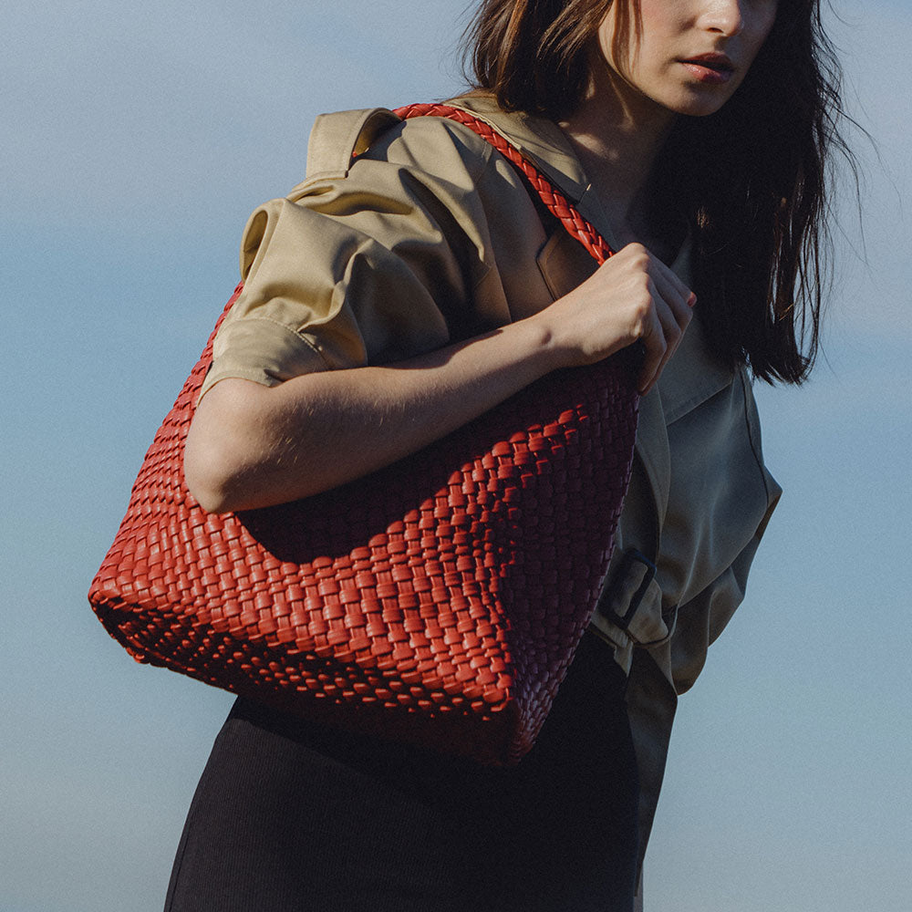 Sac cabas tressé rouge Augustine porté à l'épaule